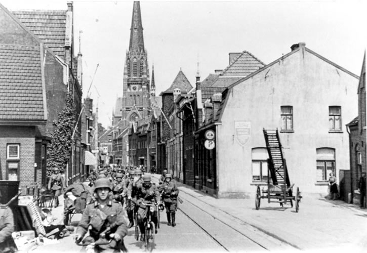 Duitse militairen marcheren over de Pontanusstraat in Blerick