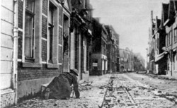 Een Engelse militair sluipt door de Pontanusstraat in Blerick, 3 december 1944