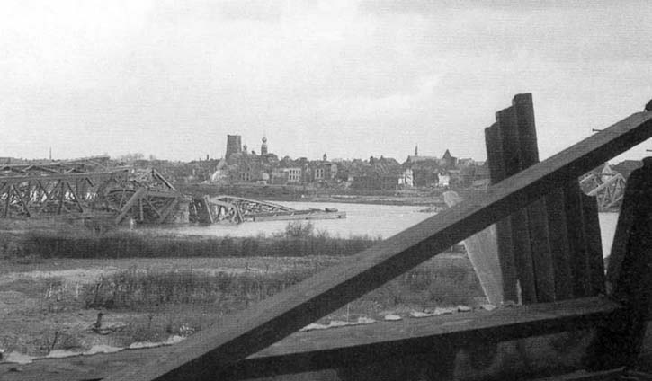 Blik op het nog bezette Venlo vanuit het zojuist bevrijdde Blerick. Foto gemaakt door sergeant Smith, 5 december 1944