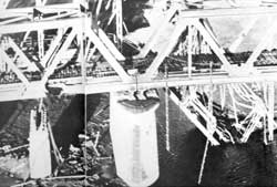 Wel beschadigd maar niet onbruikbaar. De geallieerden lukte het niet de brug tijdens 13 bombardementen uit te schakelen.