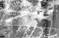 De start- en landingsbaan op 3 september 1944 gefotografeerd omstreeks 17.45 uur kort na het bombardement