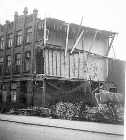 Het verwoeste woonhuis en timmerfabriek van de familie Walraven