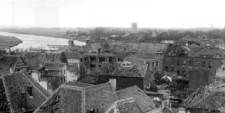 Net na de bevrijding werd deze foto gemaakt van het noordelijk stadsdeel. In het midden (het gebouw met de rond lichtkoepel) de joodse synagoge