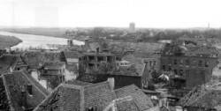 Net na de bevrijding werd deze foto gemaakt van het noordelijk stadsdeel. In het midden (het gebouw met de rond lichtkoepel) de joodse synagoge
