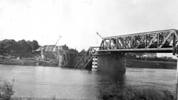 De vernielde Maasbruggen, mei 1940